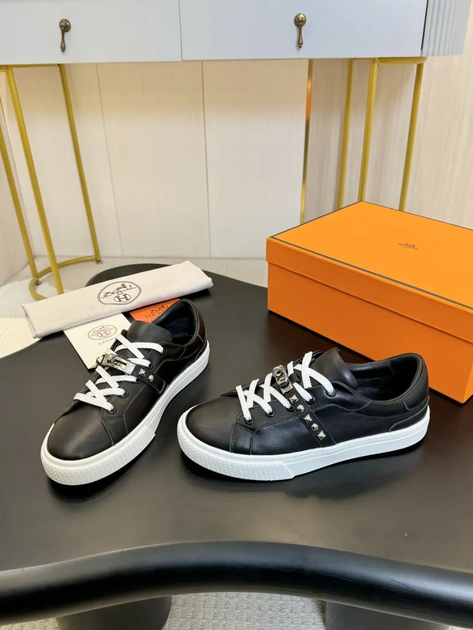 Men's Men's Shoes💰620❤️❤️❤️HERMES 2021 latest Kelly buckle white sneakers are online! The highest version on the market! Purchasing level quality! The H family rarely produces flat casual shoes, and they are styled with classic palladium-plated Kelly shoe buckles! Create a fashionable urban look that perfectly embodies the noble and elegant style of Hermès! Material selection: Fabric imported cowhide, lining + foot pads imported sheepskin, original molded TPU outsole, heavy gold molded kelly buckle full of texture Size: Female: 35-41 (41 is not returnable) Male: 39-45 (45 is not returnable)